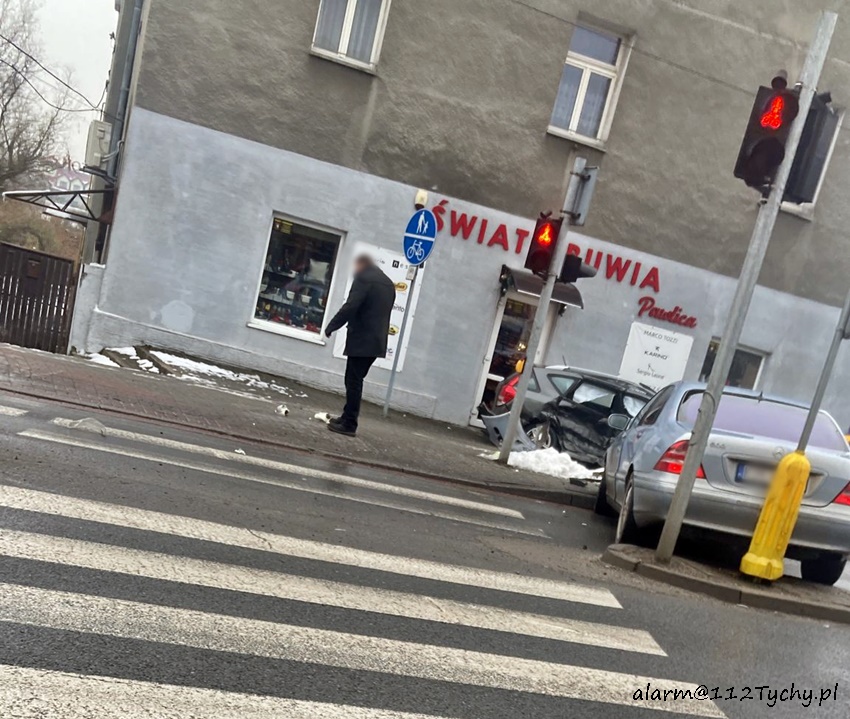 CZOŁOWO - BOCZNE ZDERZENIE DWÓCH SAMOCHODÓW NA SKRZYŻOWANIU DK 44 Z DW 934 W BIERUNIU CZOŁOWO - BOCZNE ZDERZENIE DWÓCH SAMOCHODÓW NA SKRZYŻOWANIU DK 44 Z DW 934 W BIERUNIU