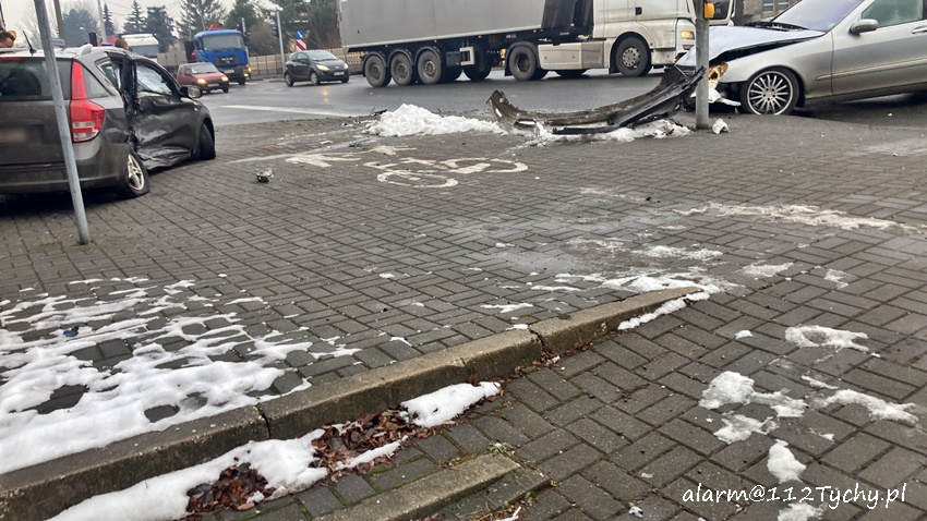 CZOŁOWO - BOCZNE ZDERZENIE DWÓCH SAMOCHODÓW NA SKRZYŻOWANIU DK 44 Z DW 934 W BIERUNIU CZOŁOWO - BOCZNE ZDERZENIE DWÓCH SAMOCHODÓW NA SKRZYŻOWANIU DK 44 Z DW 934 W BIERUNIU