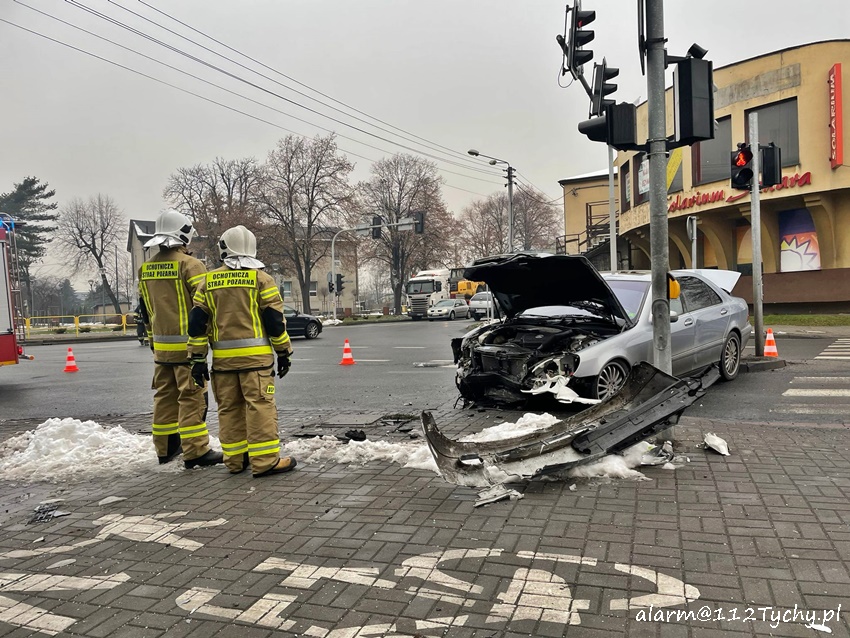 CZOŁOWO - BOCZNE ZDERZENIE DWÓCH SAMOCHODÓW NA SKRZYŻOWANIU DK 44 Z DW 934 W BIERUNIU CZOŁOWO - BOCZNE ZDERZENIE DWÓCH SAMOCHODÓW NA SKRZYŻOWANIU DK 44 Z DW 934 W BIERUNIU