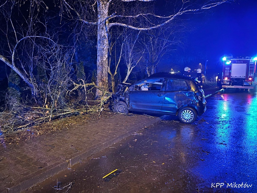 PO PIJAKU UDERZYŁ SWOIM SAMOCHODEM W DRZEWO PO PIJAKU UDERZYŁ SWOIM SAMOCHODEM W DRZEWO