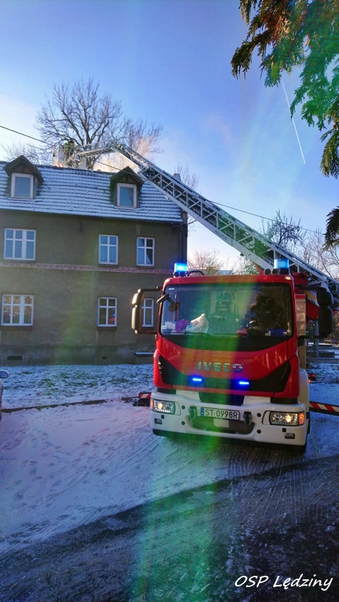 POŻAR SADZY W PRZEWODZIE KOMINOWYM DOMU PRZY UL. KS. F. KUPILASA W LĘDZINACH POŻAR SADZY W PRZEWODZIE KOMINOWYM DOMU PRZY UL. KS. F. KUPILASA W LĘDZINACH