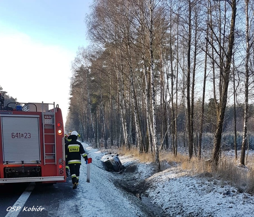 OSOBÓWKA W ROWIE NA TRASIE DK1 W KOBIÓRZE OSOBÓWKA W ROWIE NA TRASIE DK1 W KOBIÓRZE