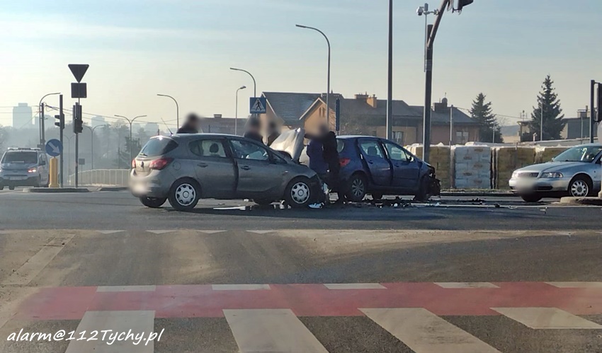 ZDERZENIE DWÓCH OSOBÓWEK NA SKRZYŻOWANIU UL. CZARNA - OŚWIĘCIMSKA - JAWOROWA ZDERZENIE DWÓCH OSOBÓWEK NA SKRZYŻOWANIU UL. CZARNA - OŚWIĘCIMSKA - JAWOROWA