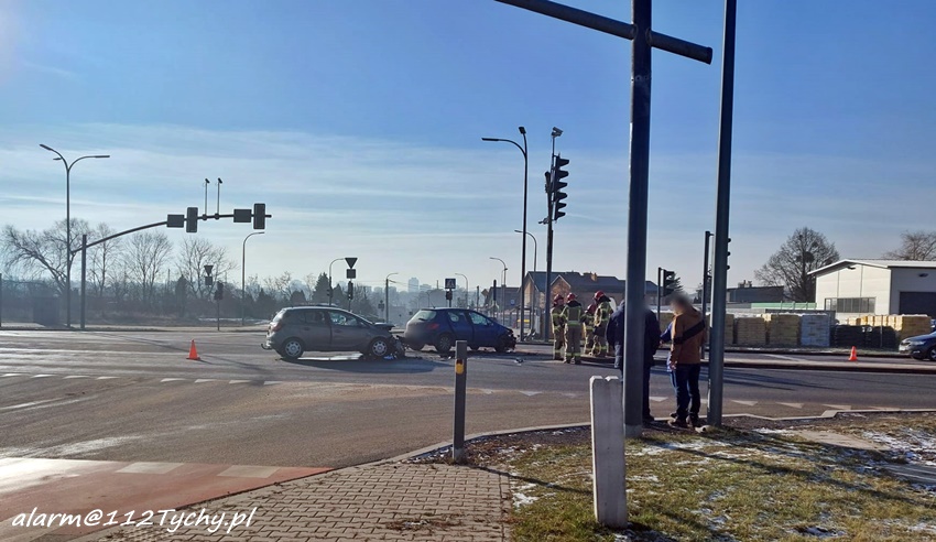 ZDERZENIE DWÓCH OSOBÓWEK NA SKRZYŻOWANIU UL. CZARNA - OŚWIĘCIMSKA - JAWOROWA ZDERZENIE DWÓCH OSOBÓWEK NA SKRZYŻOWANIU UL. CZARNA - OŚWIĘCIMSKA - JAWOROWA