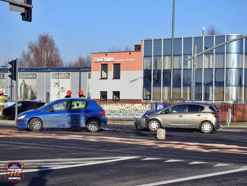 ZDERZENIE DWÓCH OSOBÓWEK NA SKRZYŻOWANIU UL. CZARNA - OŚWIĘCIMSKA - JAWOROWA ZDERZENIE DWÓCH OSOBÓWEK NA SKRZYŻOWANIU UL. CZARNA - OŚWIĘCIMSKA - JAWOROWA