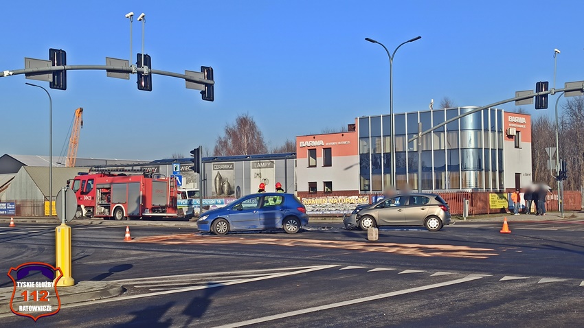 ZDERZENIE DWÓCH OSOBÓWEK NA SKRZYŻOWANIU UL. CZARNA - OŚWIĘCIMSKA - JAWOROWA ZDERZENIE DWÓCH OSOBÓWEK NA SKRZYŻOWANIU UL. CZARNA - OŚWIĘCIMSKA - JAWOROWA
