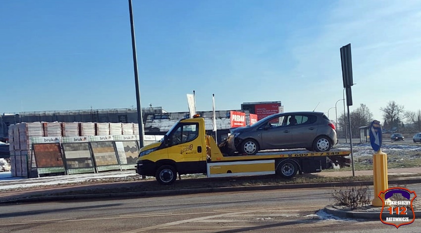 ZDERZENIE DWÓCH OSOBÓWEK NA SKRZYŻOWANIU UL. CZARNA - OŚWIĘCIMSKA - JAWOROWA ZDERZENIE DWÓCH OSOBÓWEK NA SKRZYŻOWANIU UL. CZARNA - OŚWIĘCIMSKA - JAWOROWA