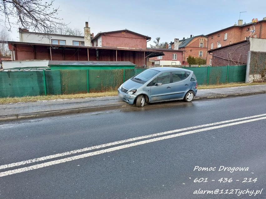 ZDERZENIE DWÓCH OSOBÓWEK NA SKRZYŻOWANIU UL. ASNYKA - DAMROTA ZDERZENIE DWÓCH OSOBÓWEK NA SKRZYŻOWANIU UL. ASNYKA - DAMROTA