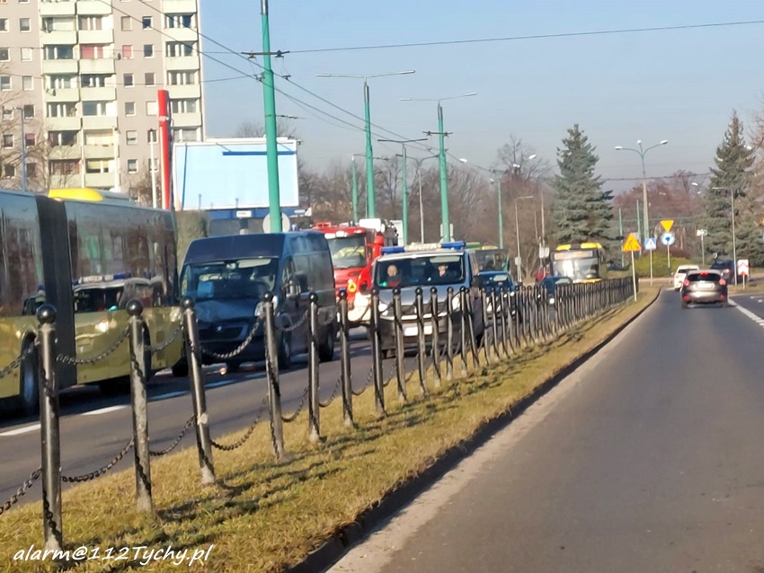 DOSTAWCZAKIEM UDERZYŁ W AUTOBUS KOMUNIKACJI MIEJSKIEJ NA AL.PIŁSUDSKIEGO DOSTAWCZAKIEM UDERZYŁ W AUTOBUS KOMUNIKACJI MIEJSKIEJ NA AL.PIŁSUDSKIEGO