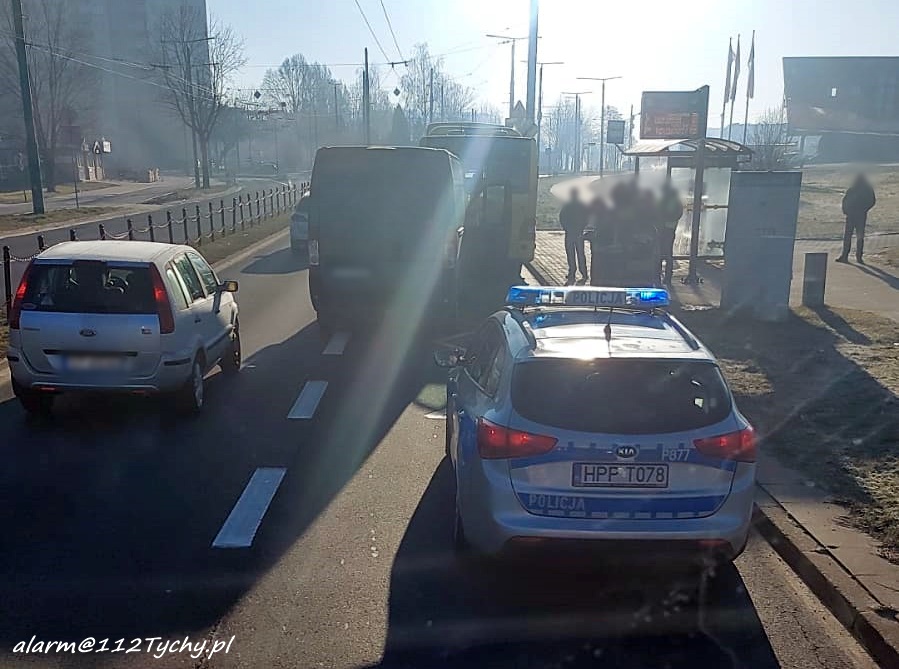 DOSTAWCZAKIEM UDERZYŁ W AUTOBUS KOMUNIKACJI MIEJSKIEJ NA AL.PIŁSUDSKIEGO DOSTAWCZAKIEM UDERZYŁ W AUTOBUS KOMUNIKACJI MIEJSKIEJ NA AL.PIŁSUDSKIEGO