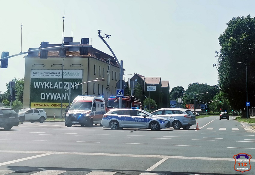 ZDERZENIE DWÓCH OSOBÓWEK NA SKRZYŻOWANIU UL. MIKOŁOWSKA - KATOWICKA - OŚWIĘCIMSKA ZDERZENIE DWÓCH OSOBÓWEK NA SKRZYŻOWANIU UL. MIKOŁOWSKA - KATOWICKA - OŚWIĘCIMSKA