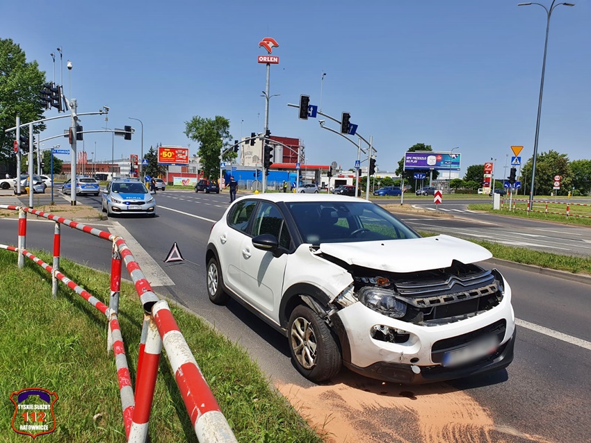 ZDERZENIE DWÓCH OSOBÓWEK NA SKRZYŻOWANIU UL. MIKOŁOWSKA - KATOWICKA - OŚWIĘCIMSKA ZDERZENIE DWÓCH OSOBÓWEK NA SKRZYŻOWANIU UL. MIKOŁOWSKA - KATOWICKA - OŚWIĘCIMSKA
