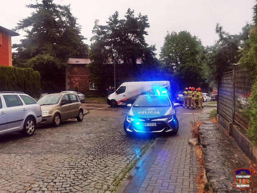 ZDERZENIE DWÓCH SAMOCHODÓW NA SKRZYŻOWANIU UL. BRATERSKA - BOH. WARSZAWY ZDERZENIE DWÓCH SAMOCHODÓW NA SKRZYŻOWANIU UL. BRATERSKA - BOH. WARSZAWY