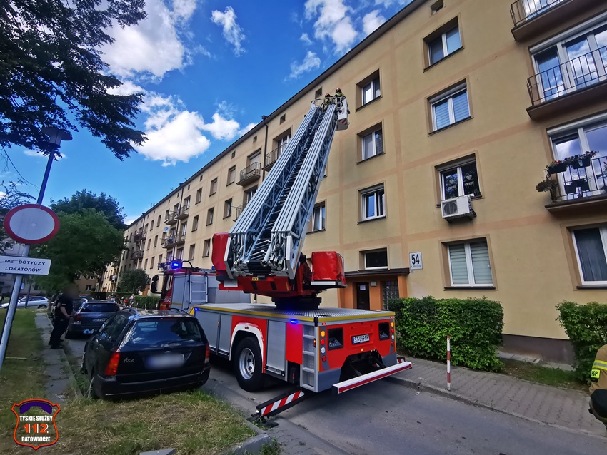 INTERWENCJA SŁUŻB RATUNKOWYCH PRZY AL. NIEPODLEGŁOŚCI 54 INTERWENCJA SŁUŻB RATUNKOWYCH PRZY AL. NIEPODLEGŁOŚCI 54