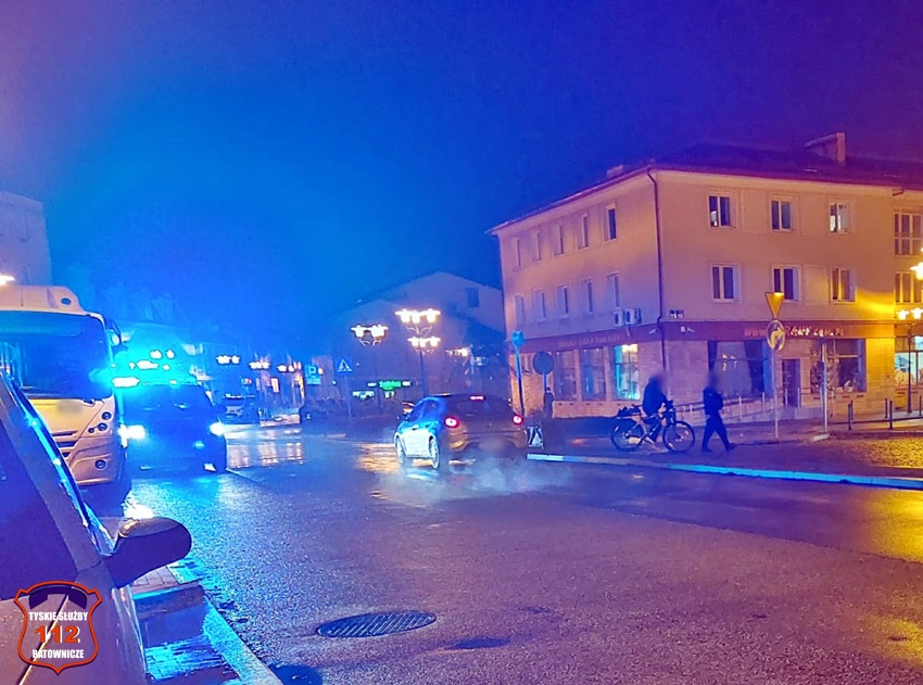 POTRĄCENIE ROWERZYSTY PRZEZ AUTOBUS KOMUNIKACJI MIEJSKIEJ NA RYNKU POTRĄCENIE ROWERZYSTY PRZEZ AUTOBUS KOMUNIKACJI MIEJSKIEJ NA RYNKU