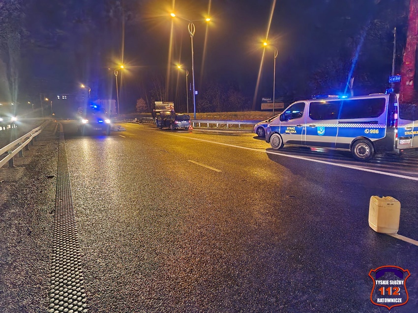 ZDERZENIE OSOBÓWKI Z CIĄGNIKIEM SIODŁOWYM NA SKRZYŻOWANIU UL. BESKIDZKA - PRZEMYSŁOWA ZDERZENIE OSOBÓWKI Z CIĄGNIKIEM SIODŁOWYM NA SKRZYŻOWANIU UL. BESKIDZKA - PRZEMYSŁOWA