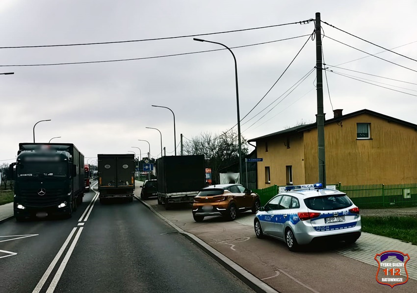 OSOBÓWKĄ UDERZYŁ W TYŁ DOSTAWCZAKA NA UL. OŚWIĘCIMSKIEJ OSOBÓWKĄ UDERZYŁ W TYŁ DOSTAWCZAKA NA UL. OŚWIĘCIMSKIEJ