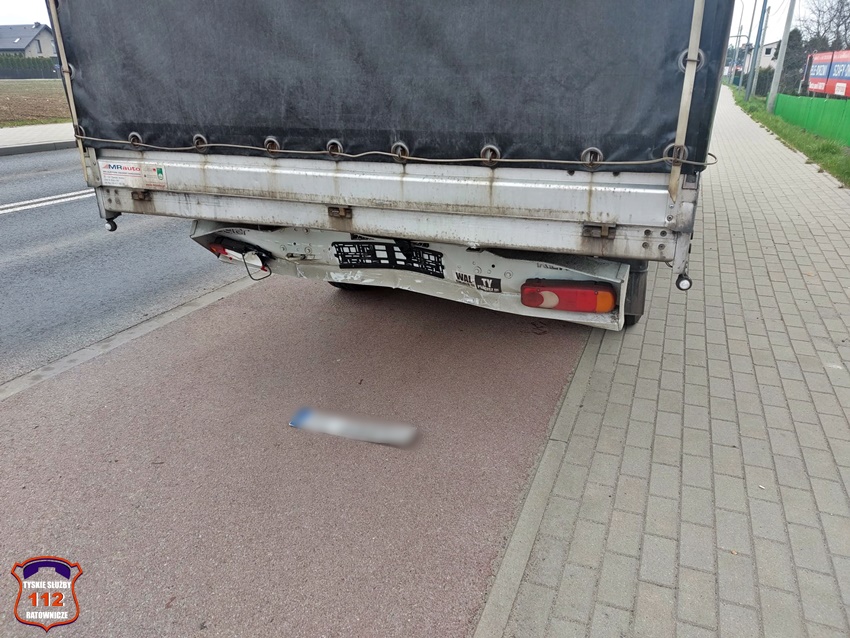 OSOBÓWKĄ UDERZYŁ W TYŁ DOSTAWCZAKA NA UL. OŚWIĘCIMSKIEJ OSOBÓWKĄ UDERZYŁ W TYŁ DOSTAWCZAKA NA UL. OŚWIĘCIMSKIEJ