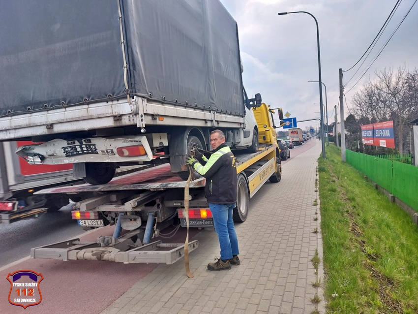 OSOBÓWKĄ UDERZYŁ W TYŁ DOSTAWCZAKA NA UL. OŚWIĘCIMSKIEJ OSOBÓWKĄ UDERZYŁ W TYŁ DOSTAWCZAKA NA UL. OŚWIĘCIMSKIEJ