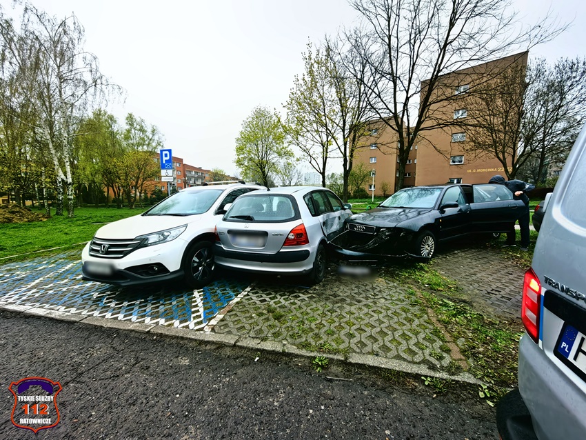 OSOBÓWKĄ UDERZYŁA W ZAPARKOWANE POJAZDY NA PARKINGU PRZY UL. MŁODZIEŻOWEJ OSOBÓWKĄ UDERZYŁA W ZAPARKOWANE POJAZDY NA PARKINGU PRZY UL. MŁODZIEŻOWEJ