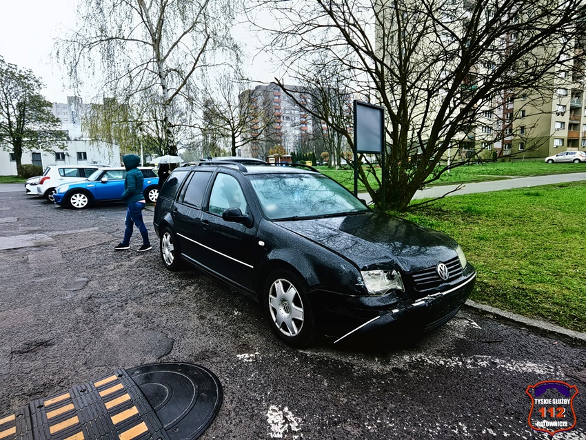 OSOBÓWKĄ UDERZYŁA W ZAPARKOWANE POJAZDY NA PARKINGU PRZY UL. MŁODZIEŻOWEJ OSOBÓWKĄ UDERZYŁA W ZAPARKOWANE POJAZDY NA PARKINGU PRZY UL. MŁODZIEŻOWEJ