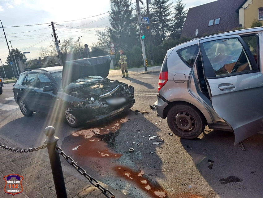 ZDERZENIE TRZECH OSOBÓWEK NA UL. KATOWICKIEJ ZDERZENIE TRZECH OSOBÓWEK NA UL. KATOWICKIEJ