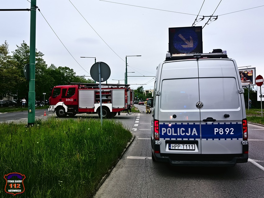 ZDERZENIE DWÓCH OSOBÓWEK NA SKRZYŻOWANIU UL. SIKORSKIEGO - PAPROCAŃSKA ZDERZENIE DWÓCH OSOBÓWEK NA SKRZYŻOWANIU UL. SIKORSKIEGO - PAPROCAŃSKA