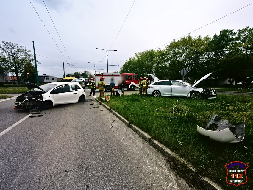 ZDERZENIE DWÓCH OSOBÓWEK NA SKRZYŻOWANIU UL. SIKORSKIEGO - PAPROCAŃSKA ZDERZENIE DWÓCH OSOBÓWEK NA SKRZYŻOWANIU UL. SIKORSKIEGO - PAPROCAŃSKA