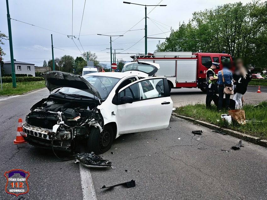 ZDERZENIE DWÓCH OSOBÓWEK NA SKRZYŻOWANIU UL. SIKORSKIEGO - PAPROCAŃSKA ZDERZENIE DWÓCH OSOBÓWEK NA SKRZYŻOWANIU UL. SIKORSKIEGO - PAPROCAŃSKA