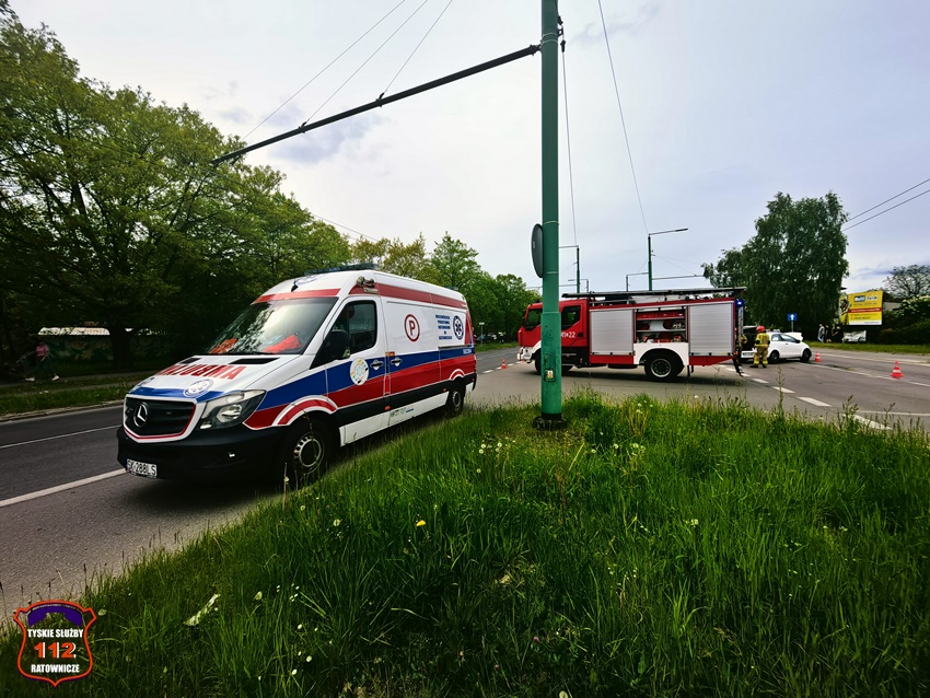 ZDERZENIE DWÓCH OSOBÓWEK NA SKRZYŻOWANIU UL. SIKORSKIEGO - PAPROCAŃSKA ZDERZENIE DWÓCH OSOBÓWEK NA SKRZYŻOWANIU UL. SIKORSKIEGO - PAPROCAŃSKA