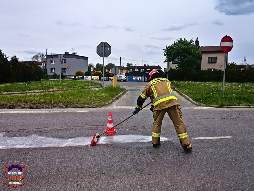 ZDERZENIE DWÓCH OSOBÓWEK NA SKRZYŻOWANIU UL. SIKORSKIEGO - PAPROCAŃSKA ZDERZENIE DWÓCH OSOBÓWEK NA SKRZYŻOWANIU UL. SIKORSKIEGO - PAPROCAŃSKA