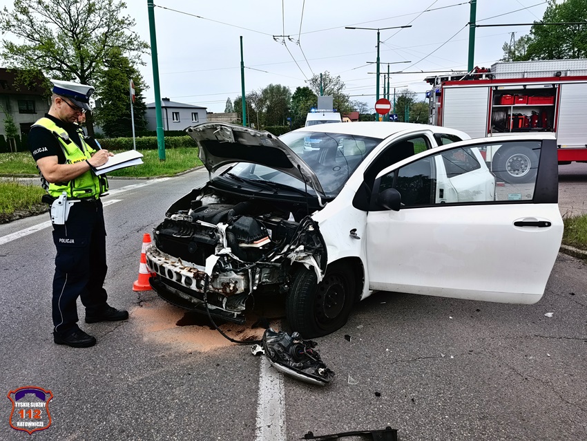 ZDERZENIE DWÓCH OSOBÓWEK NA SKRZYŻOWANIU UL. SIKORSKIEGO - PAPROCAŃSKA ZDERZENIE DWÓCH OSOBÓWEK NA SKRZYŻOWANIU UL. SIKORSKIEGO - PAPROCAŃSKA