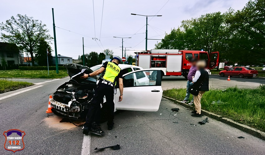 ZDERZENIE DWÓCH OSOBÓWEK NA SKRZYŻOWANIU UL. SIKORSKIEGO - PAPROCAŃSKA ZDERZENIE DWÓCH OSOBÓWEK NA SKRZYŻOWANIU UL. SIKORSKIEGO - PAPROCAŃSKA