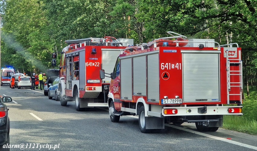 ZDERZENIE CZTERECH OSOBÓWEK NA TRASIE DK 86 ZDERZENIE CZTERECH OSOBÓWEK NA TRASIE DK 86