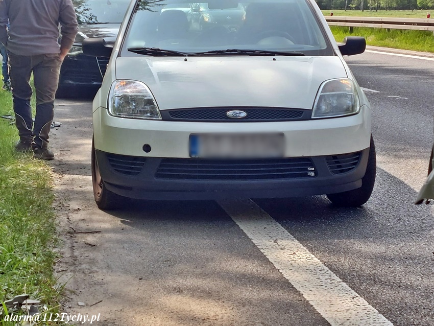 ZDERZENIE CZTERECH OSOBÓWEK NA TRASIE DK 86 ZDERZENIE CZTERECH OSOBÓWEK NA TRASIE DK 86
