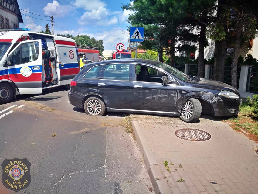 OSOBÓWKĄ UDERZYŁ W ZNAKI DROGOWE NA UL. OŚWIĘCIMSKIEJ W BIERUNIU OSOBÓWKĄ UDERZYŁ W ZNAKI DROGOWE NA UL. OŚWIĘCIMSKIEJ W BIERUNIU
