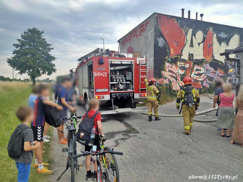 POŻAR ŚMIECI I OPON PRZY GARAŻACH NA UL. SKALNEJ POŻAR ŚMIECI I OPON PRZY GARAŻACH NA UL. SKALNEJ