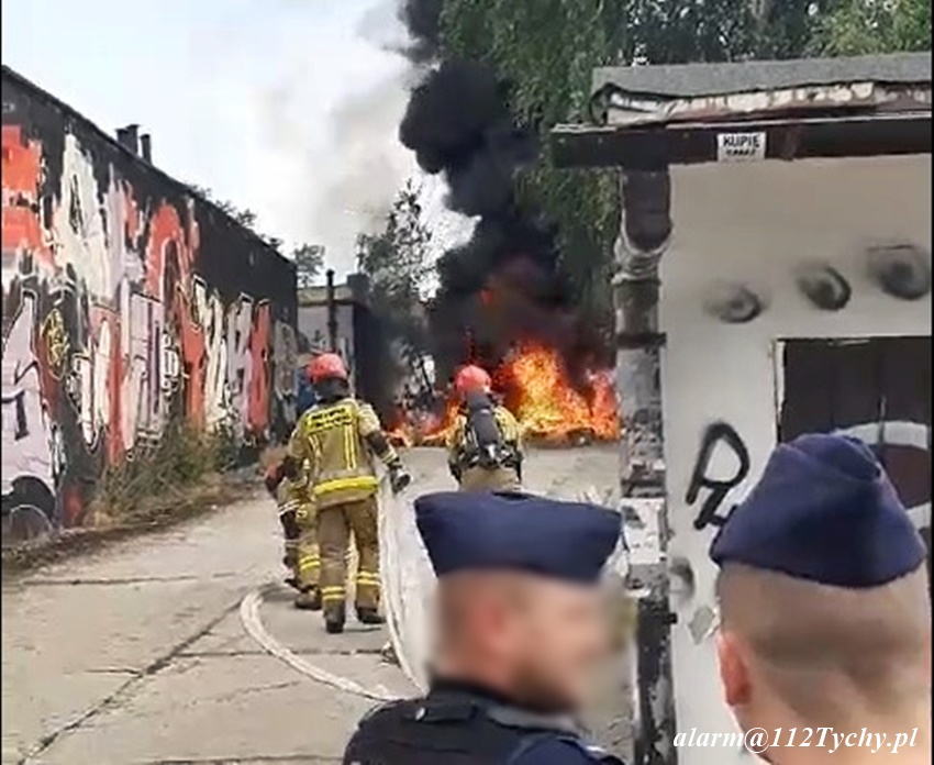POŻAR ŚMIECI I OPON PRZY GARAŻACH NA UL. SKALNEJ POŻAR ŚMIECI I OPON PRZY GARAŻACH NA UL. SKALNEJ