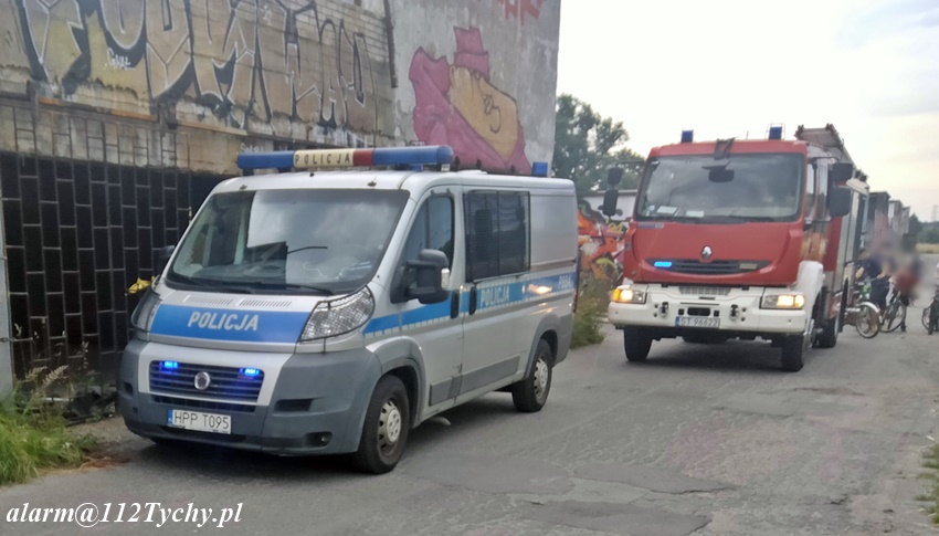 POŻAR ŚMIECI I OPON PRZY GARAŻACH NA UL. SKALNEJ POŻAR ŚMIECI I OPON PRZY GARAŻACH NA UL. SKALNEJ