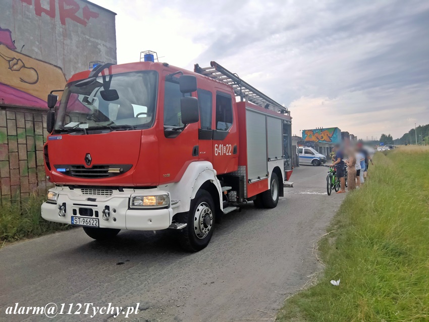 POŻAR ŚMIECI I OPON PRZY GARAŻACH NA UL. SKALNEJ POŻAR ŚMIECI I OPON PRZY GARAŻACH NA UL. SKALNEJ