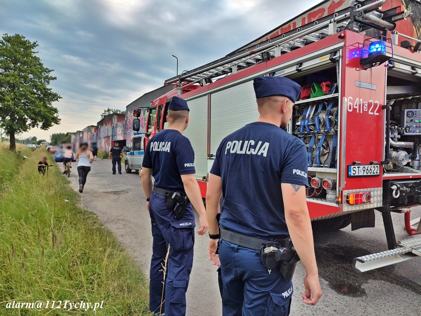 POŻAR ŚMIECI I OPON PRZY GARAŻACH NA UL. SKALNEJ POŻAR ŚMIECI I OPON PRZY GARAŻACH NA UL. SKALNEJ