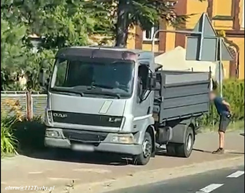 ZDERZENIE TRZECH POJAZDÓW NA UL. WARSZAWSKIEJ W BIERUNIU ZDERZENIE TRZECH POJAZDÓW NA UL. WARSZAWSKIEJ W BIERUNIU