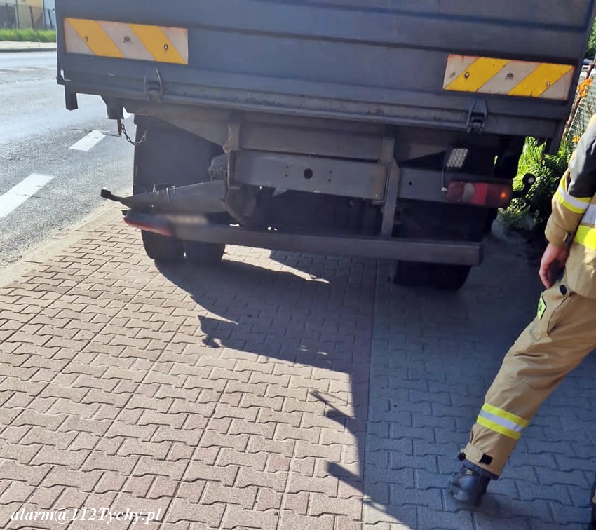 ZDERZENIE TRZECH POJAZDÓW NA UL. WARSZAWSKIEJ W BIERUNIU ZDERZENIE TRZECH POJAZDÓW NA UL. WARSZAWSKIEJ W BIERUNIU