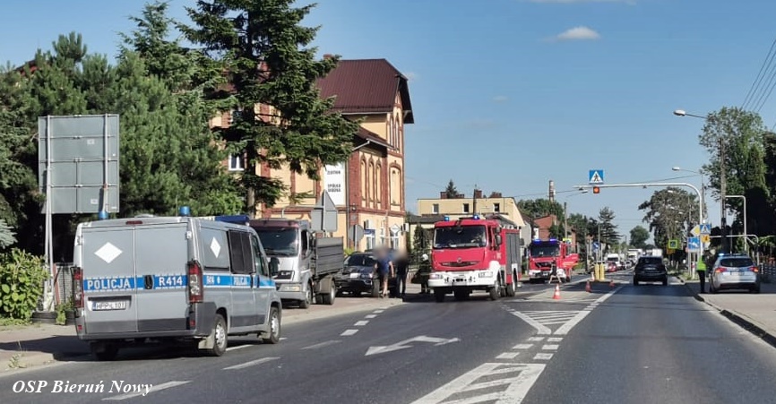 ZDERZENIE TRZECH POJAZDÓW NA UL. WARSZAWSKIEJ W BIERUNIU ZDERZENIE TRZECH POJAZDÓW NA UL. WARSZAWSKIEJ W BIERUNIU