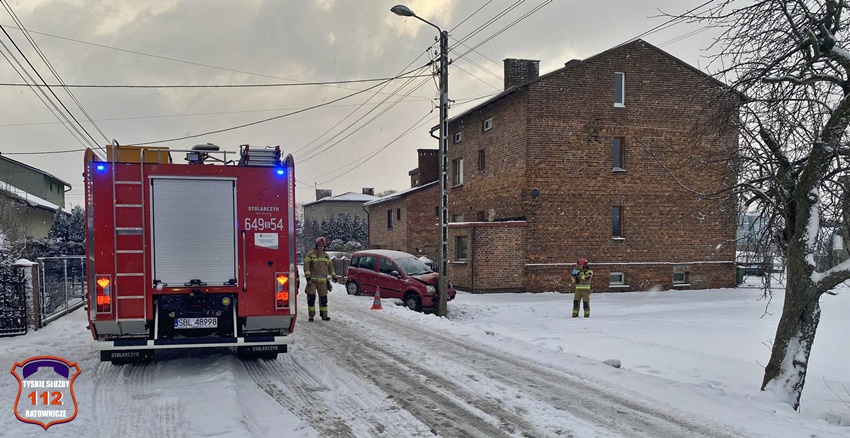 OSOBÓWKĄ UDERZYŁA W SŁUP ENERGETYCZNY NA UL. MIELĘCKIEGO W CZARNUCHOWICACH OSOBÓWKĄ UDERZYŁA W SŁUP ENERGETYCZNY NA UL. MIELĘCKIEGO W CZARNUCHOWICACH