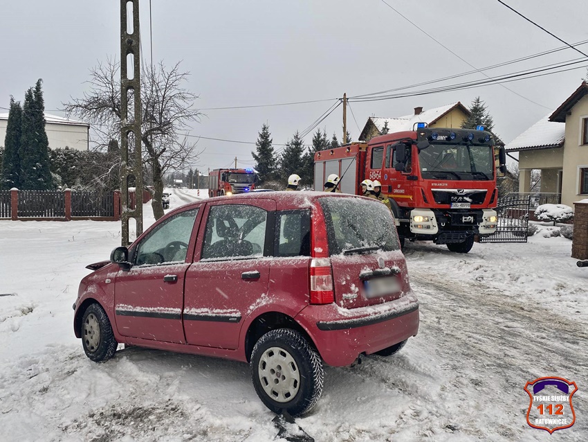 OSOBÓWKĄ UDERZYŁA W SŁUP ENERGETYCZNY NA UL. MIELĘCKIEGO W CZARNUCHOWICACH OSOBÓWKĄ UDERZYŁA W SŁUP ENERGETYCZNY NA UL. MIELĘCKIEGO W CZARNUCHOWICACH