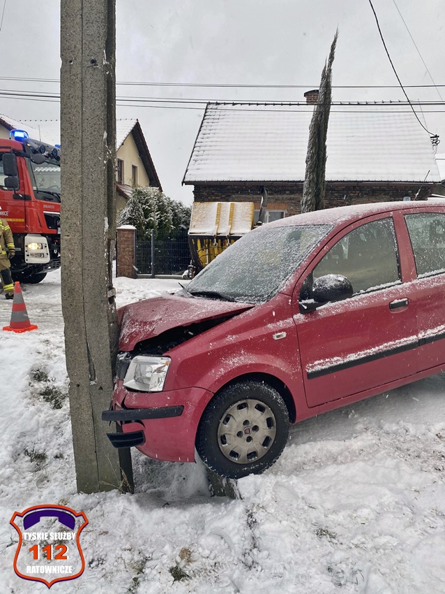 OSOBÓWKĄ UDERZYŁA W SŁUP ENERGETYCZNY NA UL. MIELĘCKIEGO W CZARNUCHOWICACH OSOBÓWKĄ UDERZYŁA W SŁUP ENERGETYCZNY NA UL. MIELĘCKIEGO W CZARNUCHOWICACH