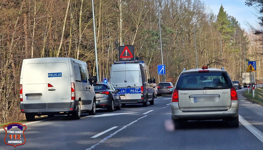 ZDERZENIE DWÓCH OSOBÓWEK NA DK86 ZDERZENIE DWÓCH OSOBÓWEK NA DK86
