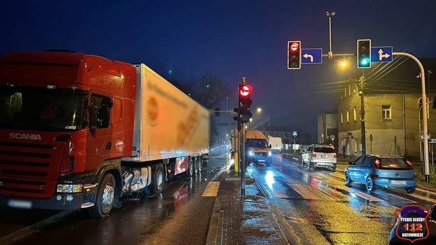 ZDERZENIE OSOBÓWKI Z CIĘŻARÓWKĄ NA SKRZYŻOWANIU UL. WARSZAWSKA - WAWELSKA W BIERUNIU ZDERZENIE OSOBÓWKI Z CIĘŻARÓWKĄ NA SKRZYŻOWANIU UL. WARSZAWSKA - WAWELSKA W BIERUNIU