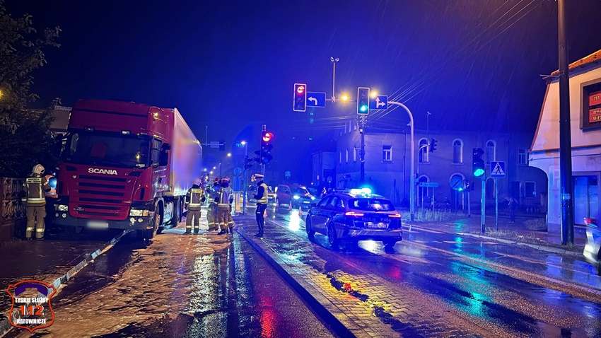 ZDERZENIE OSOBÓWKI Z CIĘŻARÓWKĄ NA SKRZYŻOWANIU UL. WARSZAWSKA - WAWELSKA W BIERUNIU ZDERZENIE OSOBÓWKI Z CIĘŻARÓWKĄ NA SKRZYŻOWANIU UL. WARSZAWSKA - WAWELSKA W BIERUNIU